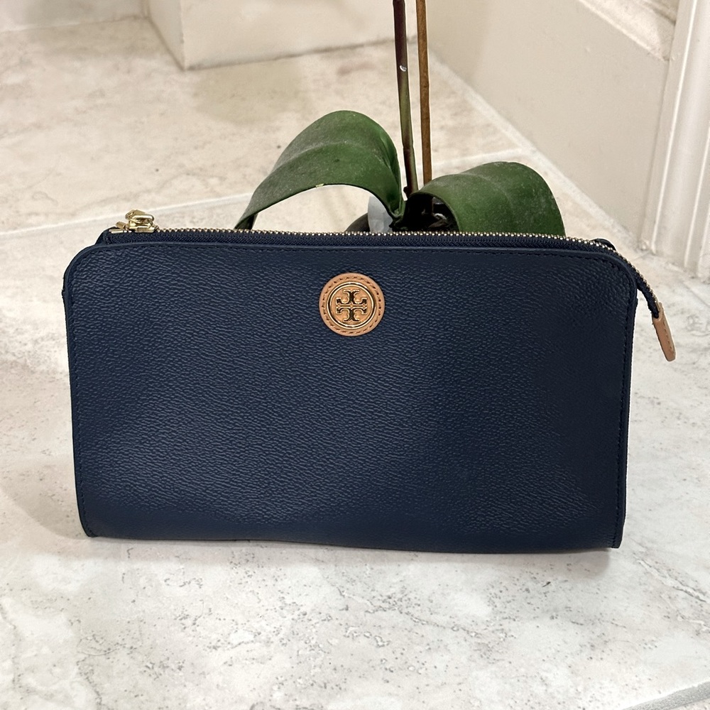 TORY BURCH!! ❤️ blue clutche